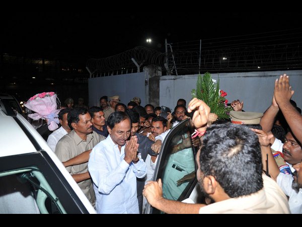 హైదరాబాద్కు కేసీఆర్: రాష్ట్ర ప్రజలకు చవితి శుభాకాంక్షలు