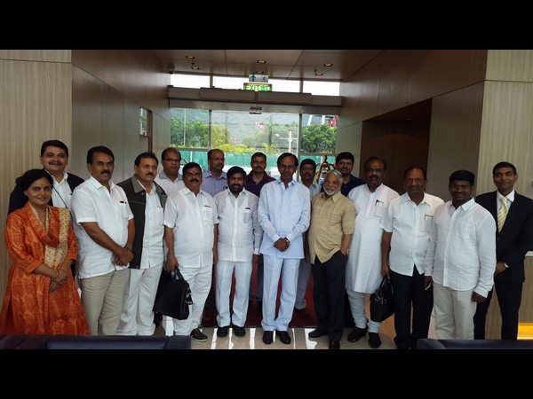 హైదరాబాద్కు కేసీఆర్: రాష్ట్ర ప్రజలకు చవితి శుభాకాంక్షలు