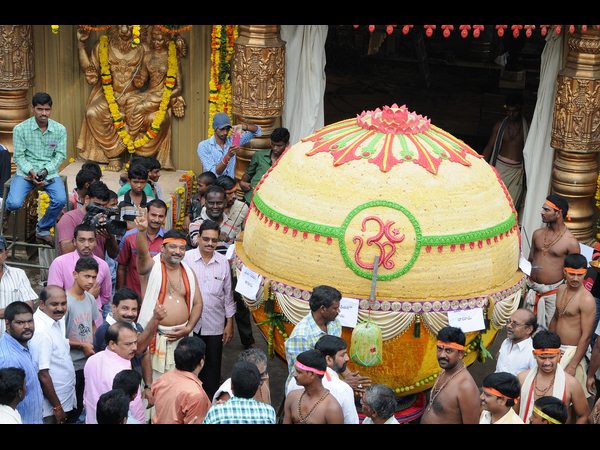 మహాగణపతికి తాపేశ్వరం లడ్డూ