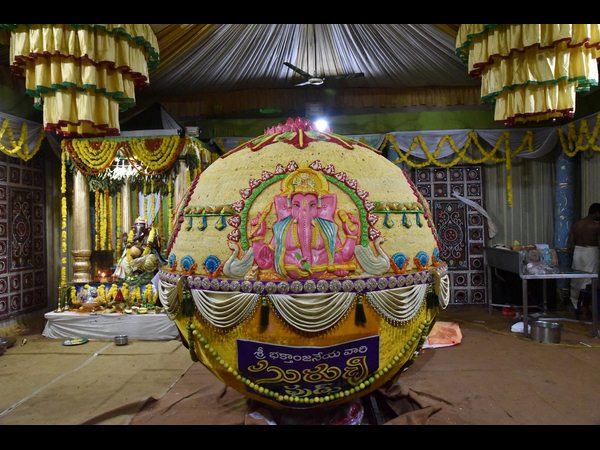 మహాగణపతికి తాపేశ్వరం లడ్డూ