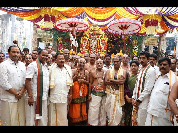 అంగరంగ వైభోగంగా ధ్వజారోహణం