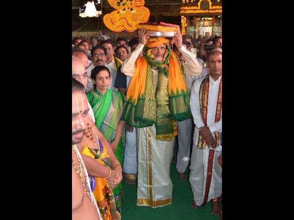 అంగరంగ వైభోగంగా ధ్వజారోహణం