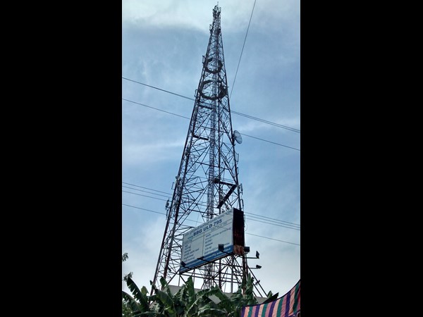 A girl climbs cell tower for her lover A girl climbs cell tower for her lover
