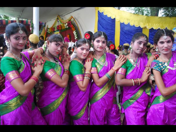 అలరించిన విద్యార్థినుల నృత్యాలు