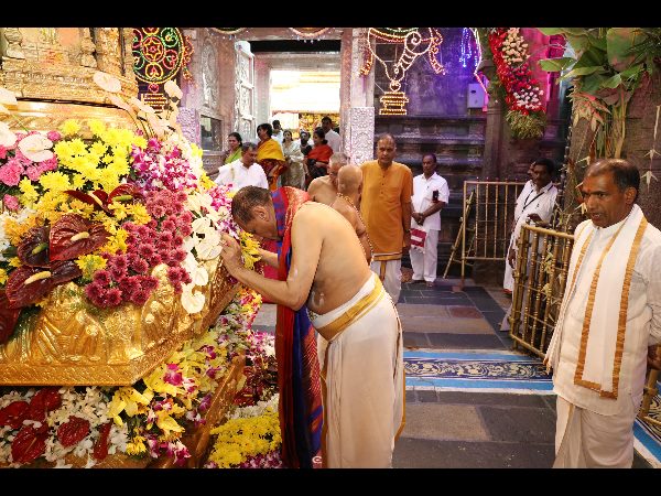 స్వామి సేవలో గవర్నర్ నరసింహాన్ దంపతులు