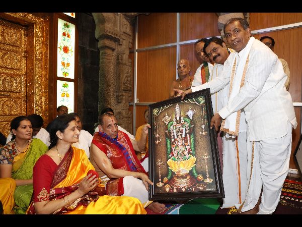 స్వామి సేవలో గవర్నర్ నరసింహాన్ దంపతులు