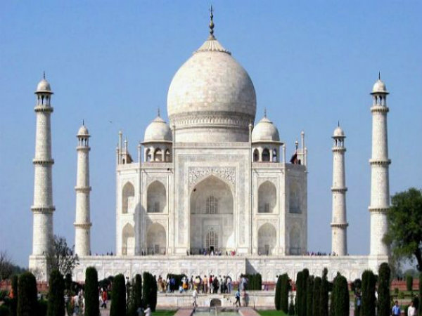 Japanese Tourist Dead After Falling From Stairs at Taj Mahal Japanese Tourist Dead After Falling From Stairs at Taj Mahal