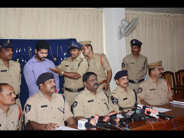 Theif Satish arrested by Visakha police Theif Satish arrested by Visakha police