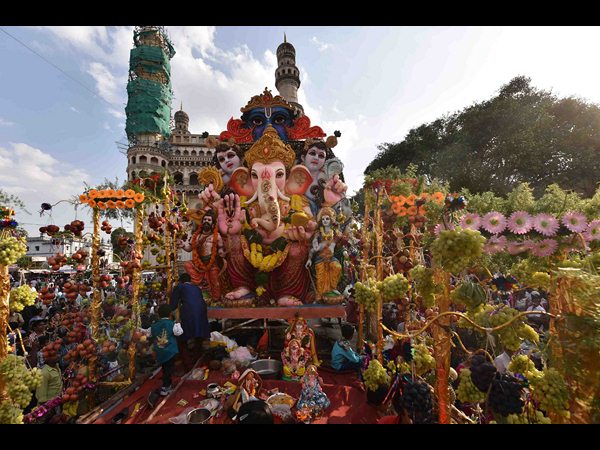 నిమజ్జనం: యవత డ్యాన్స్, పోటెత్తిన జనం