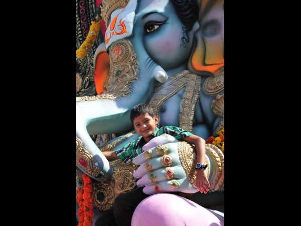 నిమజ్జనం: యవత డ్యాన్స్, పోటెత్తిన జనం