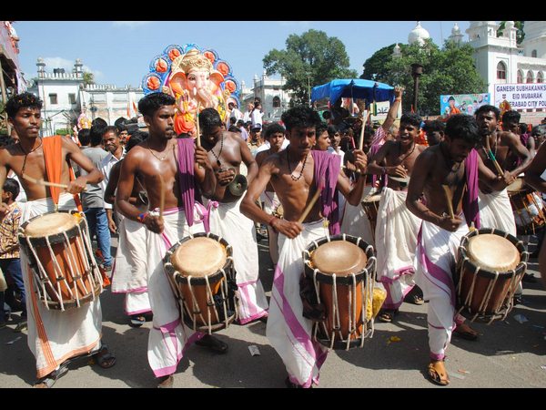 నిమజ్జనం: యవత డ్యాన్స్, పోటెత్తిన జనం
