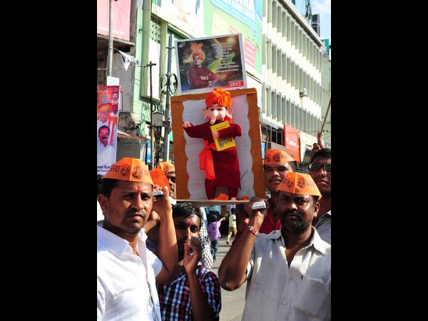 నిమజ్జనం: యవత డ్యాన్స్, పోటెత్తిన జనం