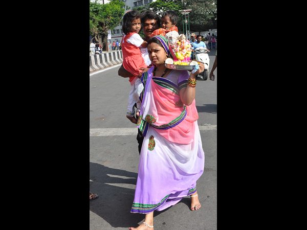 నిమజ్జనం: యవత డ్యాన్స్, పోటెత్తిన జనం