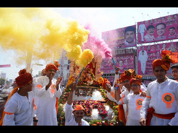 నిమజ్జనం: యవత డ్యాన్స్, పోటెత్తిన జనం