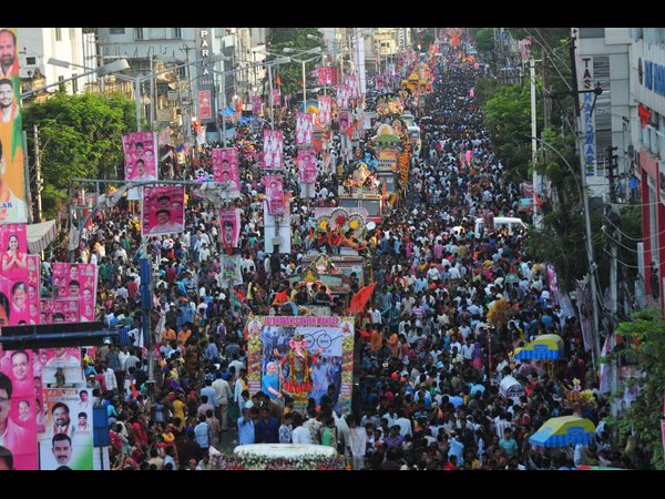 నిమజ్జనం: యవత డ్యాన్స్, పోటెత్తిన జనం