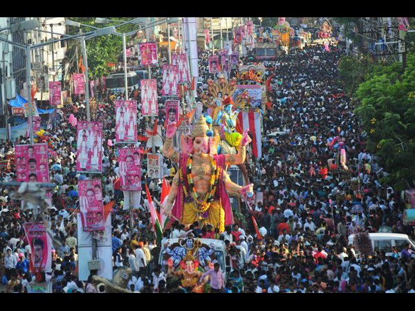 నిమజ్జనం: యవత డ్యాన్స్, పోటెత్తిన జనం