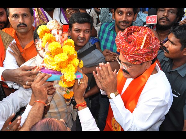 నిమజ్జనం: యవత డ్యాన్స్, పోటెత్తిన జనం