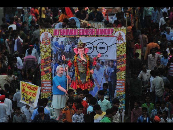 నిమజ్జనం: యవత డ్యాన్స్, పోటెత్తిన జనం