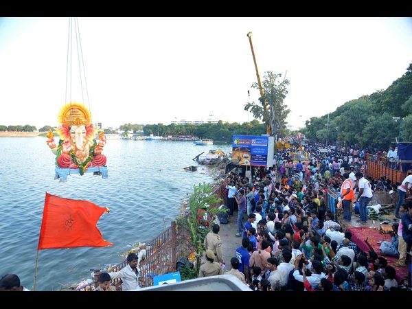 నిమజ్జనం: యవత డ్యాన్స్, పోటెత్తిన జనం