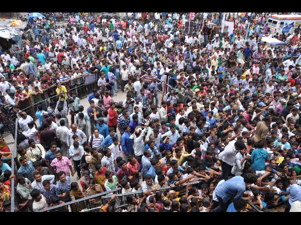 ఖైరతాబాద్ లడ్డూ కోసం ఎగబడిన జనం