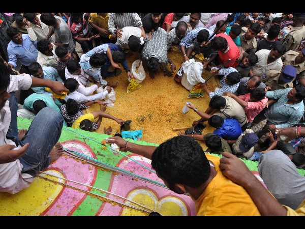 ఖైరతాబాద్ లడ్డూ కోసం ఎగబడిన జనం