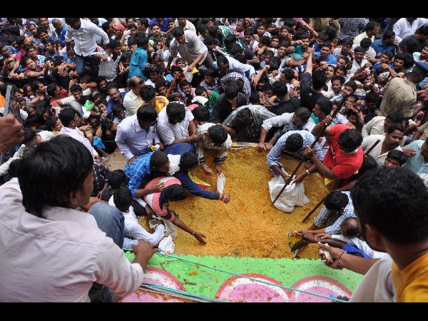 ఖైరతాబాద్ లడ్డూ కోసం ఎగబడిన జనం