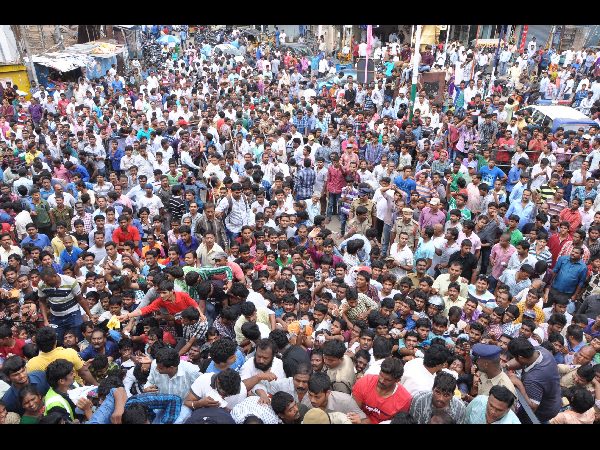 ఖైరతాబాద్ లడ్డూ కోసం ఎగబడిన జనం