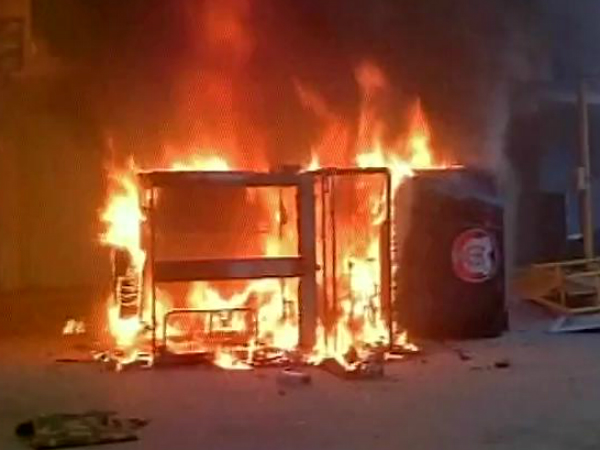 Violence in Varanasi after cops Violence in Varanasi after cops