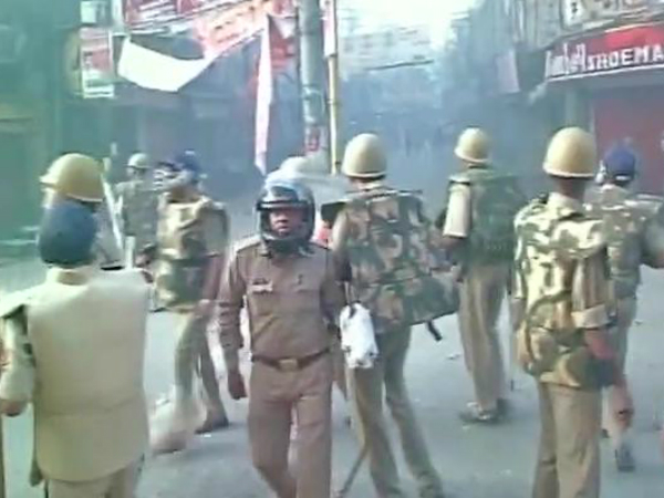 Violence in Varanasi after cops Violence in Varanasi after cops