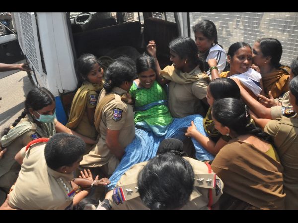 ఆశా వర్కర్ల అరెస్ట్