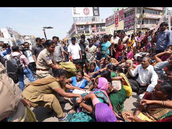 ఆశా వర్కర్ల అరెస్ట్
