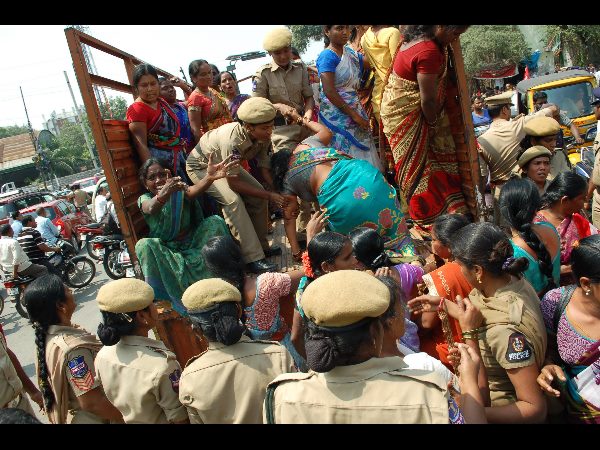ఆశా వర్కర్ల అరెస్ట్