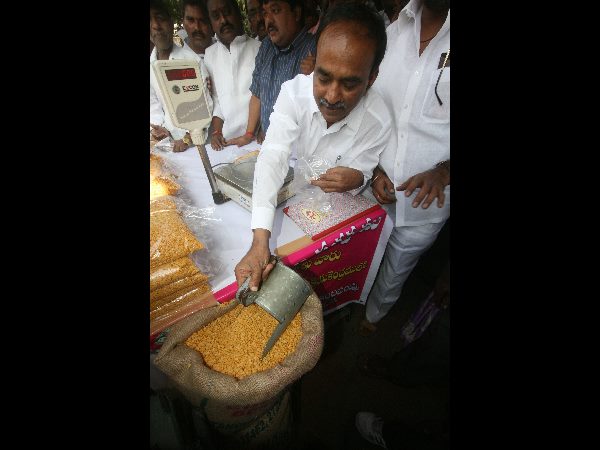 రాయితీ కందిపప్పు: రూ. 135కే పంపిణీ, క్యూ కట్టిన ప్రజలు