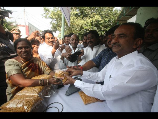 రాయితీ కందిపప్పు: రూ. 135కే పంపిణీ, క్యూ కట్టిన ప్రజలు