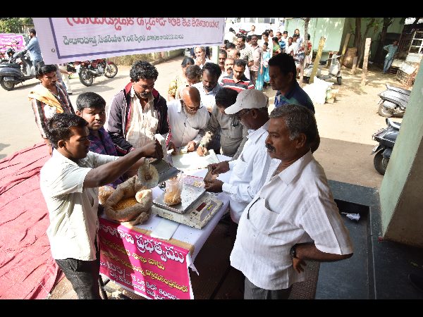 రాయితీ కందిపప్పు: రూ. 135కే పంపిణీ, క్యూ కట్టిన ప్రజలు