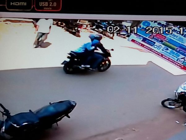 పారిపోతున్న చైన్ స్నాచర్లు