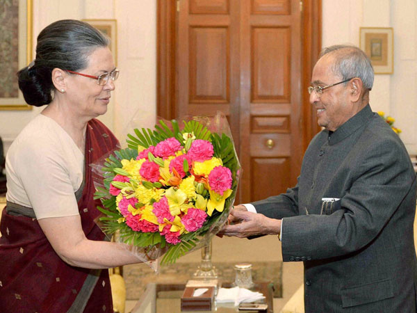 Sonia Gandhi, Rahul lead Congress march to Rashtrapati Bhavan against intolerance Sonia Gandhi, Rahul lead Congress march to Rashtrapati Bhavan against intolerance