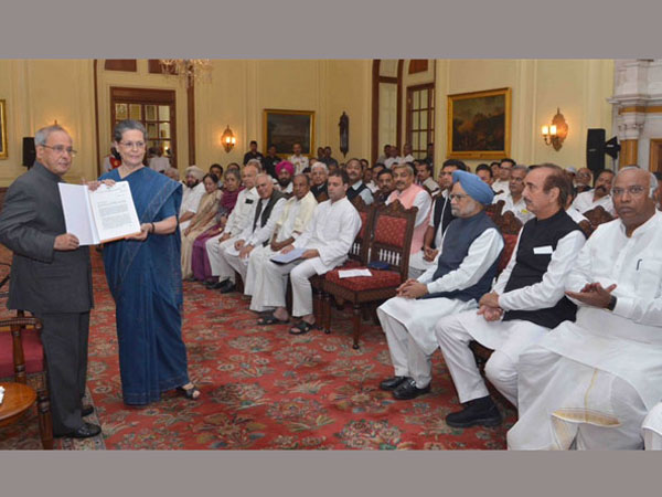 Sonia Gandhi, Rahul lead Congress march to Rashtrapati Bhavan against intolerance Sonia Gandhi, Rahul lead Congress march to Rashtrapati Bhavan against intolerance