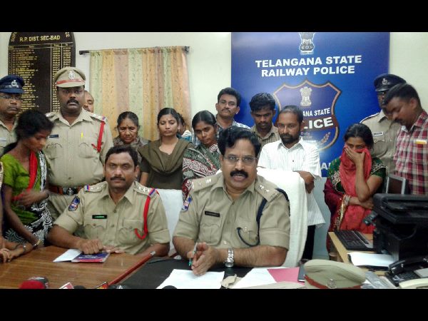 పోలీసులకు అభినందన