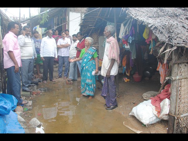 నడిరోడ్డుపై కుర్చీలో మంత్రి శిద్ధా: 24 గంటల్లో వరద గోతుల పూడ్చివేత