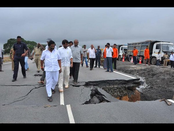నడిరోడ్డుపై కుర్చీలో మంత్రి శిద్ధా: 24 గంటల్లో వరద గోతుల పూడ్చివేత