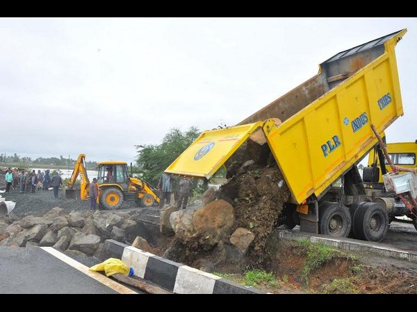 నడిరోడ్డుపై కుర్చీలో మంత్రి శిద్ధా: 24 గంటల్లో వరద గోతుల పూడ్చివేత