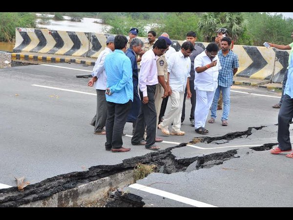నడిరోడ్డుపై కుర్చీలో మంత్రి శిద్ధా: 24 గంటల్లో వరద గోతుల పూడ్చివేత