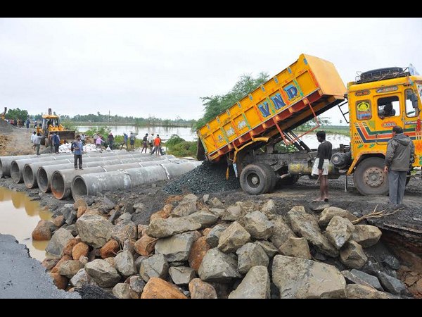 నడిరోడ్డుపై కుర్చీలో మంత్రి శిద్ధా: 24 గంటల్లో వరద గోతుల పూడ్చివేత