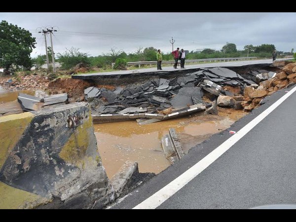 నడిరోడ్డుపై కుర్చీలో మంత్రి శిద్ధా: 24 గంటల్లో వరద గోతుల పూడ్చివేత