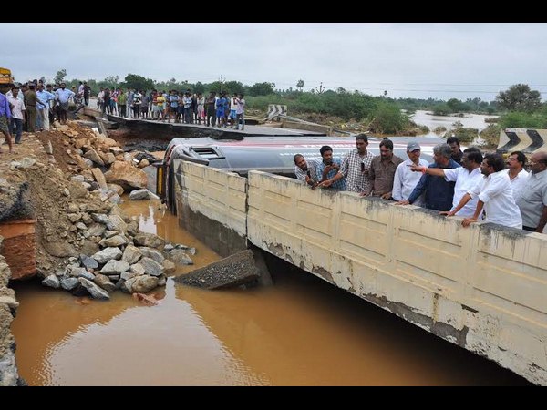 నడిరోడ్డుపై కుర్చీలో మంత్రి శిద్ధా: 24 గంటల్లో వరద గోతుల పూడ్చివేత