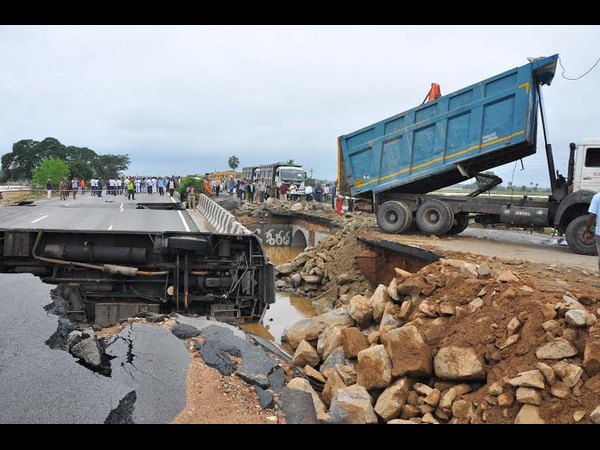 నడిరోడ్డుపై కుర్చీలో మంత్రి శిద్ధా: 24 గంటల్లో వరద గోతుల పూడ్చివేత
