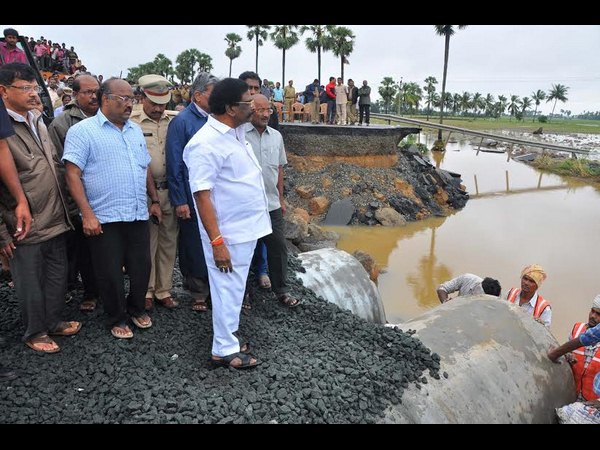 నడిరోడ్డుపై కుర్చీలో మంత్రి శిద్ధా: 24 గంటల్లో వరద గోతుల పూడ్చివేత