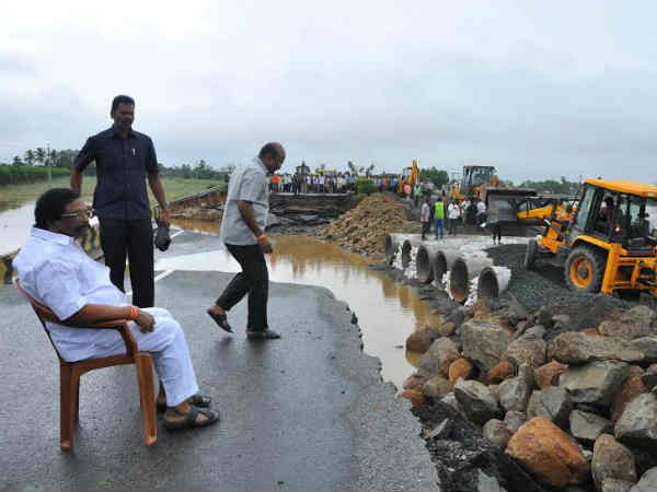 నడిరోడ్డుపై కుర్చీలో మంత్రి శిద్ధా: 24 గంటల్లో వరద గోతుల పూడ్చివేత