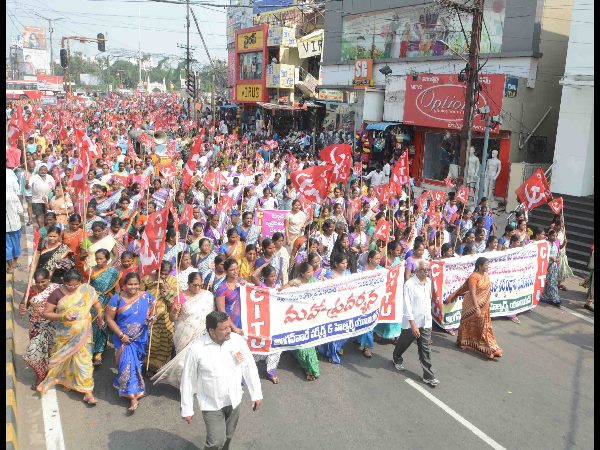 రోడ్డుపై బైఠాయించారు...